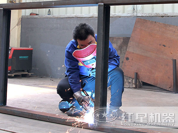 技術(shù)師傅在進(jìn)行焊接工作中