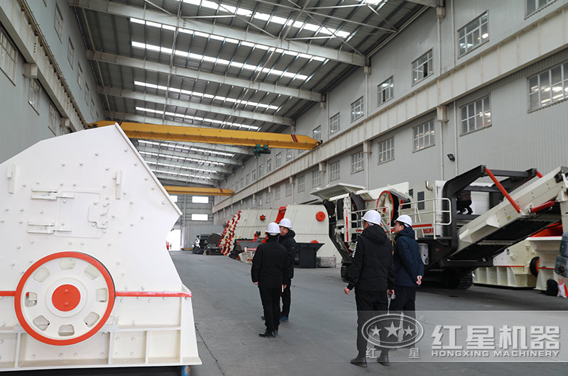 用戶來(lái)車(chē)間參觀錘破機(jī) 用戶來(lái)車(chē)間參觀錘破機(jī)